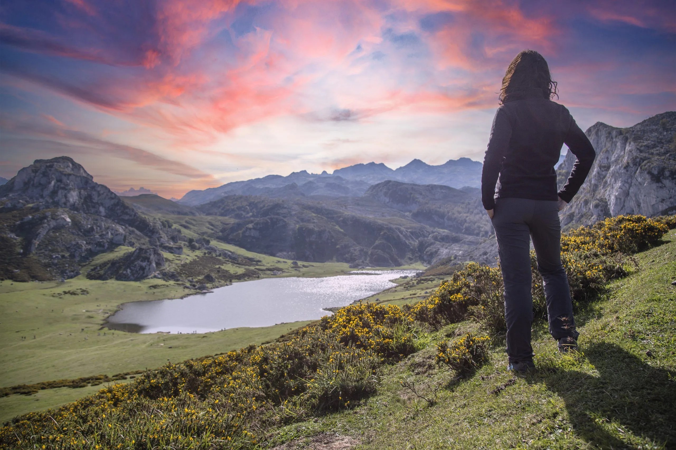 puesta-del-sol-en-el-lago-enol-picos-de-europa