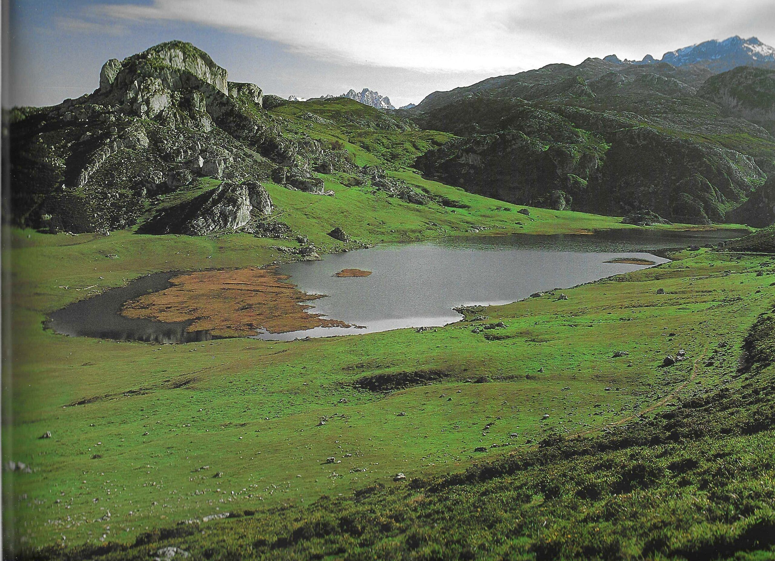 Lago de la Ercina, de origen glaciar sobre karst